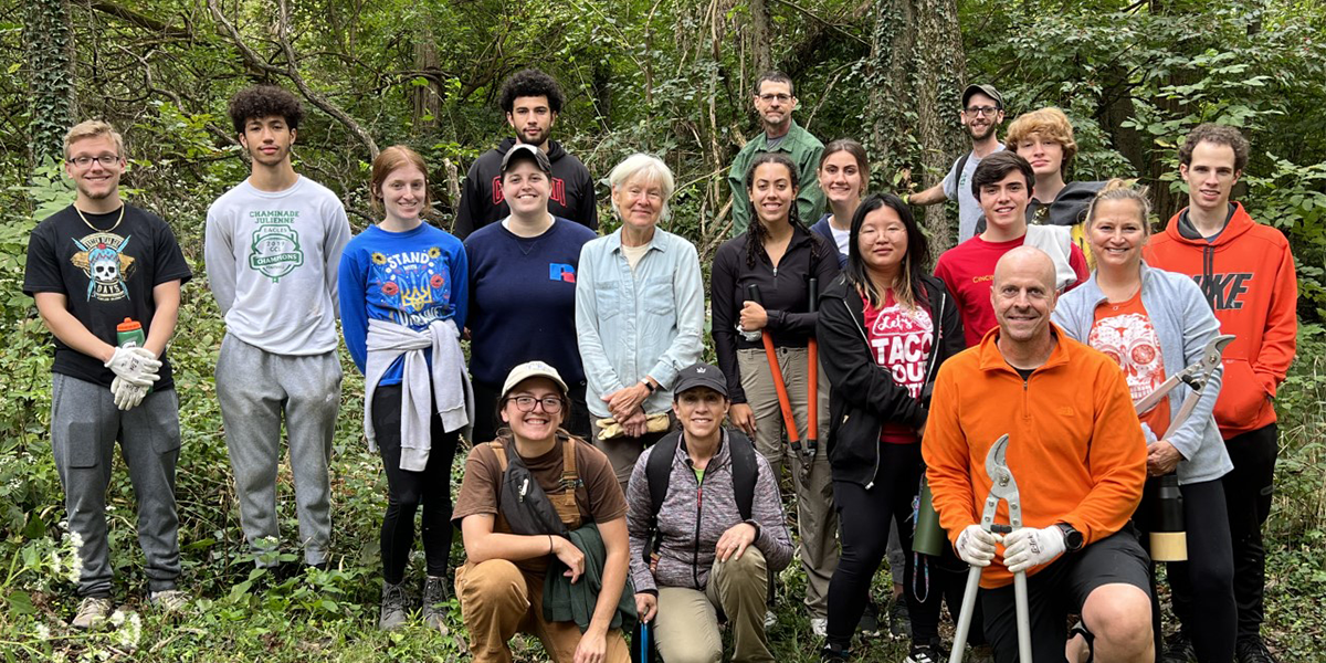 Group picture of volunteers at park